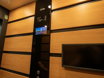 Wnętrze kabiny dźwigu, widok na panel sterujący